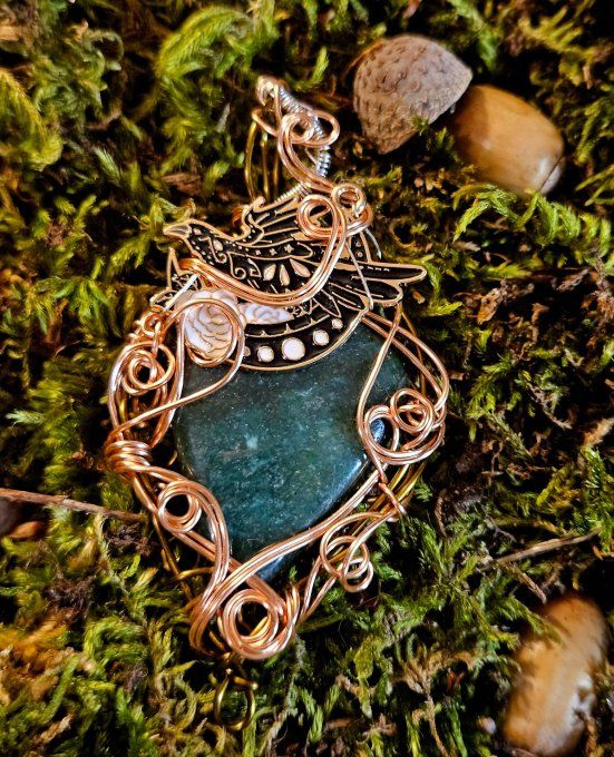 Amulette Apatite verte - vole du corbeau 