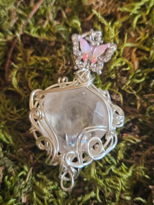 Amulette Quartz rose , papillon d'amour 
