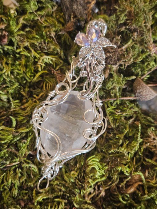 Amulette Quartz rose , fleur d'amour 