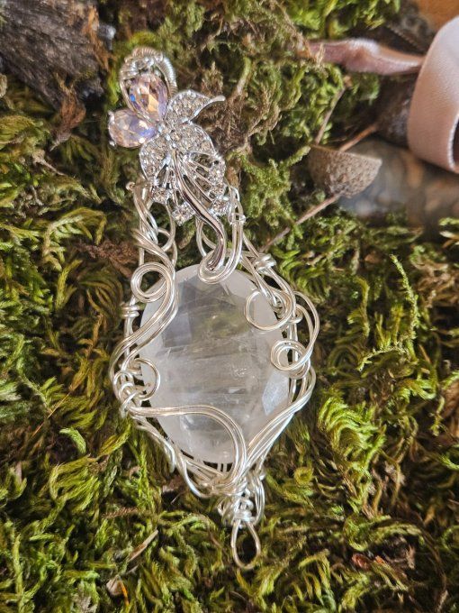 Amulette Quartz rose , fleur d'amour 