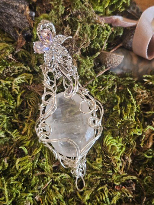 Amulette Quartz rose , fleur d'amour 