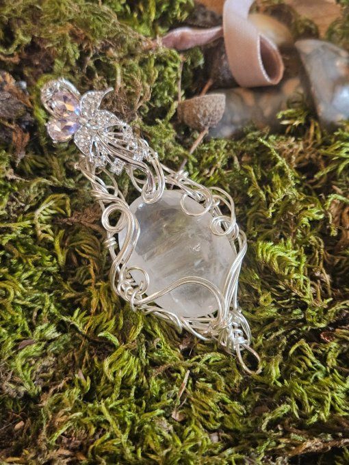 Amulette Quartz rose , fleur d'amour 