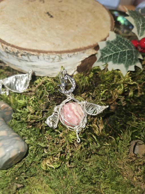 Amulette ailé rodochrosite. Pendentif