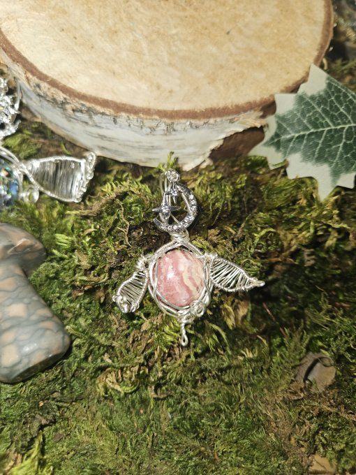 Amulette ailé rodochrosite. Pendentif
