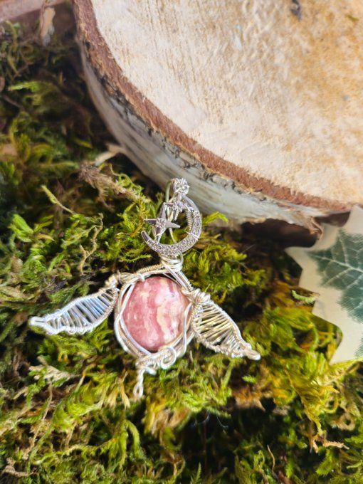 Amulette ailé rodochrosite. Pendentif 