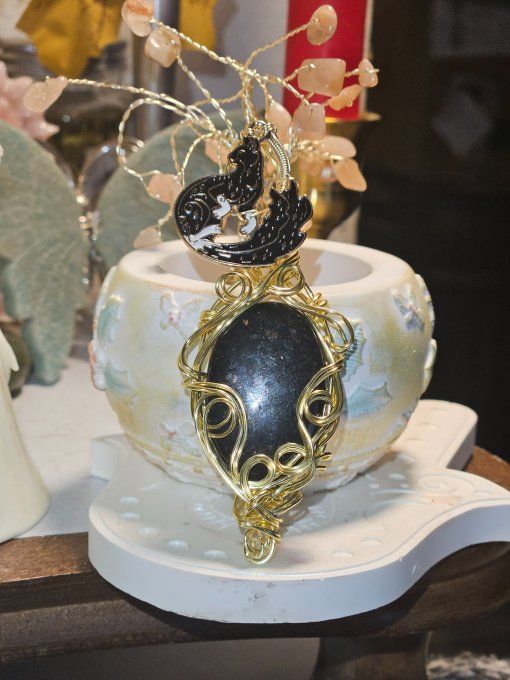 Pendentif Nuummite, amulette Pierre des Sorcièress