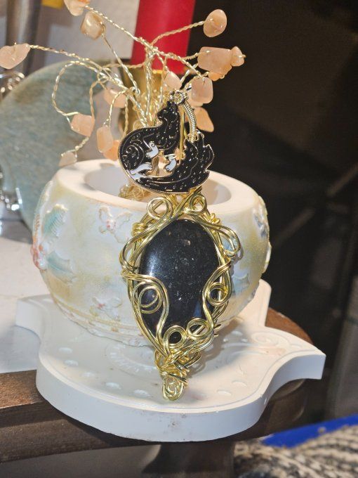 Pendentif Nuummite, amulette Pierre des Sorcièress