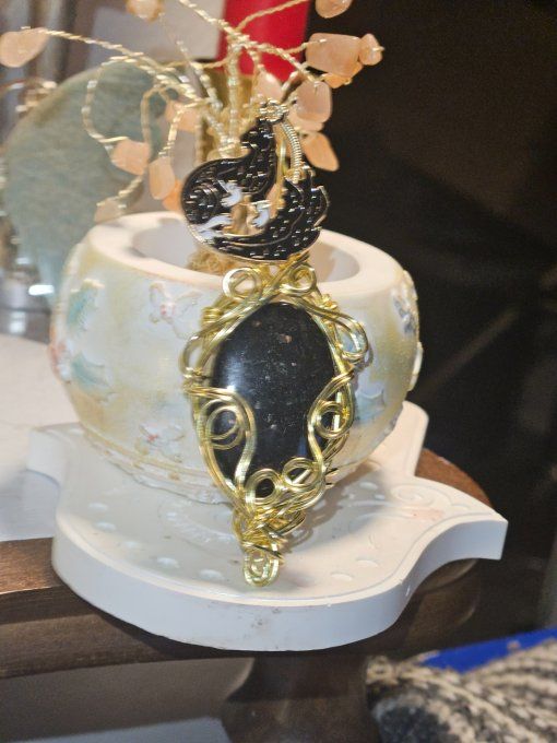 Pendentif Nuummite, amulette Pierre des Sorcièress