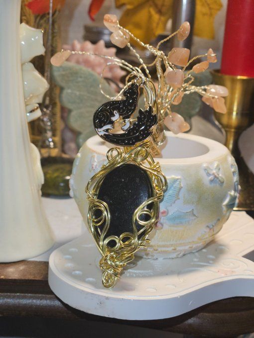 Pendentif Nuummite, amulette Pierre des Sorcièress
