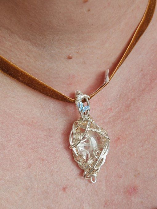 Amulette Cristal de roche -Énergie, Clarté et Harmonie  