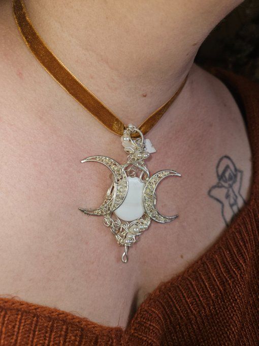Pendentif Triple Lune Nacre – sagesse et prospérité 