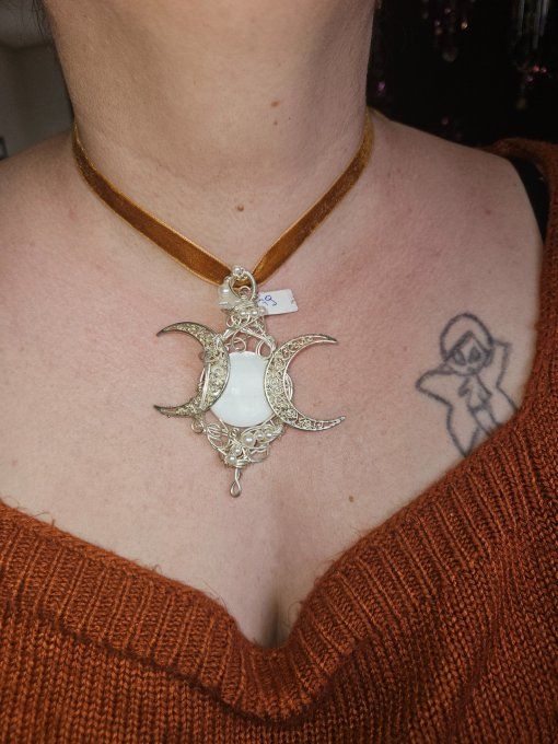 Pendentif Triple Lune Nacre – sagesse et prospérité 
