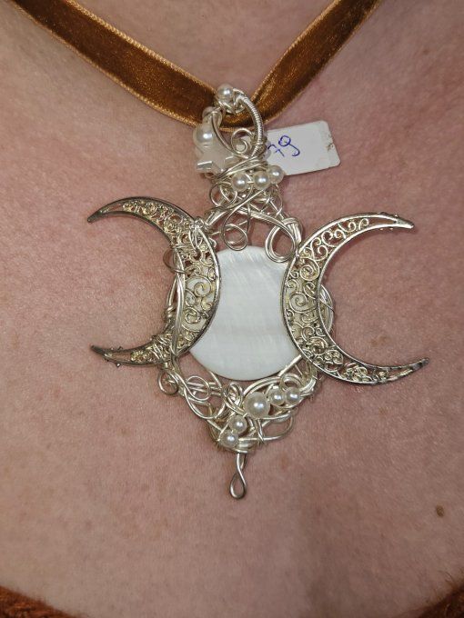 Pendentif Triple Lune Nacre – sagesse et prospérité 