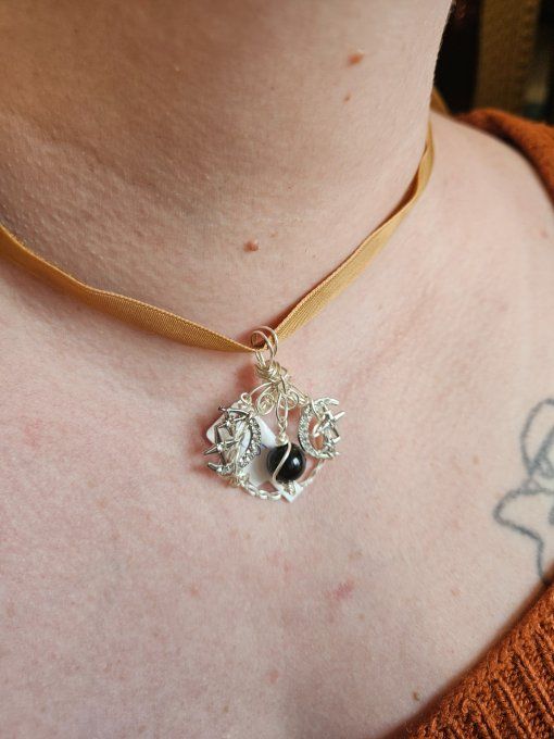 Crée Ta Triple Lune – Collier Personnalisable en Pierre Naturelle