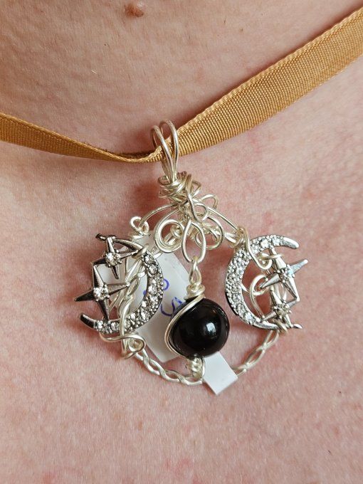 Crée Ta Triple Lune – Collier Personnalisable en Pierre Naturelle