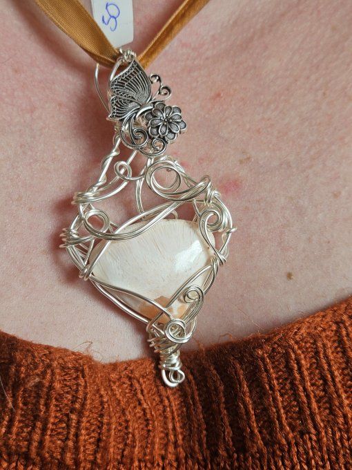 Amulette Scolecite rose ✨douceur d'un cocon 