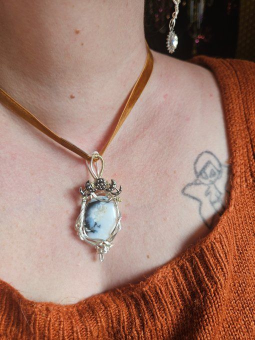 Amulette Merlinite (✨Opale Dendritique) Pierre de Magie et d’Équilibre✨