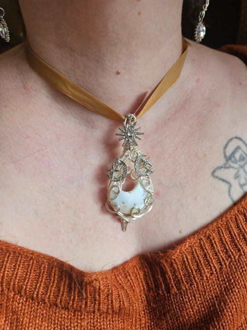 Pendentif Triple Lune – Merlinite pour Équilibre et Magie