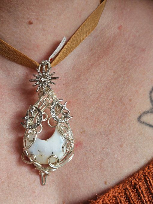 Pendentif Triple Lune – Merlinite pour Équilibre et Magie