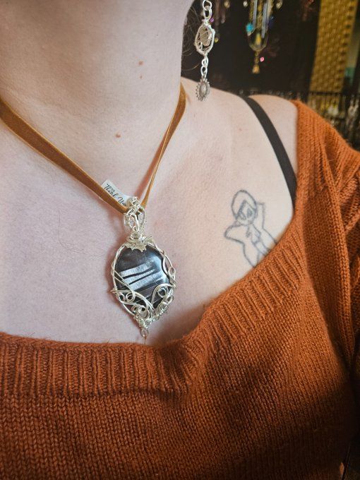 Pendentif Hypersthène -Amulette .7 cm , ancrage et protection 