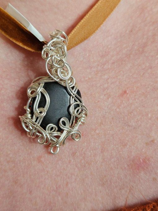 Amulette Pierre de jais -protection et libération .