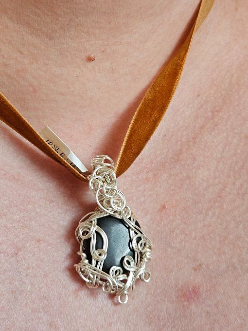 Amulette Pierre de jais -protection et libération .