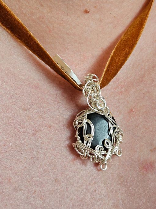 Amulette Pierre de jais -protection et libération .