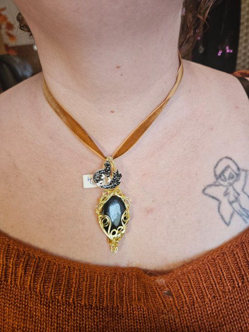 Pendentif Nuummite, amulette Pierre des Sorcièress 