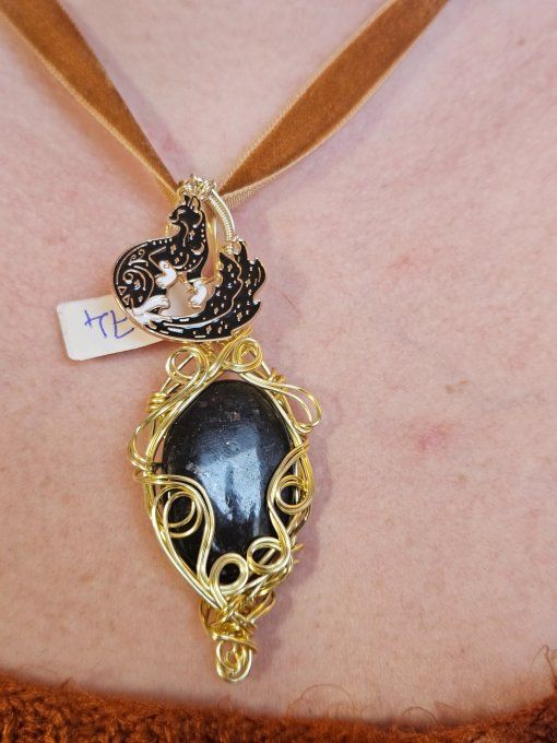 Pendentif Nuummite, amulette Pierre des Sorcièress 