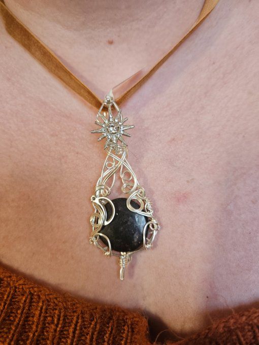 Pendentif Triple Lune – Nuummite, Pierre des Sorciers Protectrice