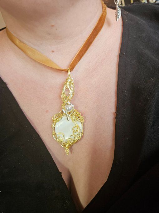 Amulette Légende Neige amour : nacre et quartz rose 