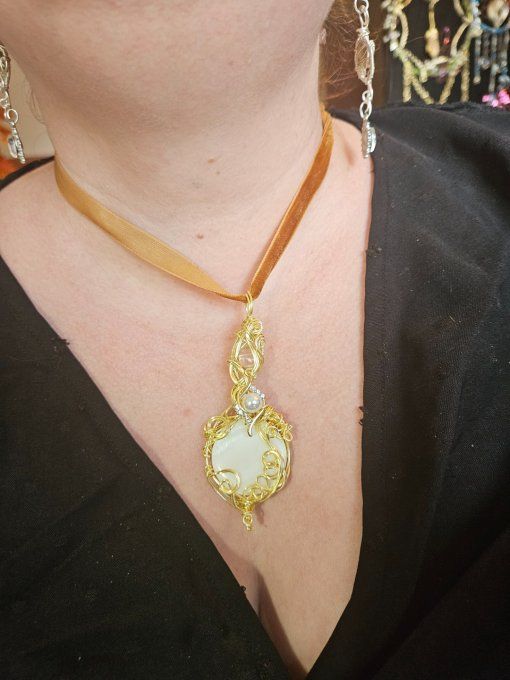 Amulette Légende Neige amour : nacre et quartz rose 