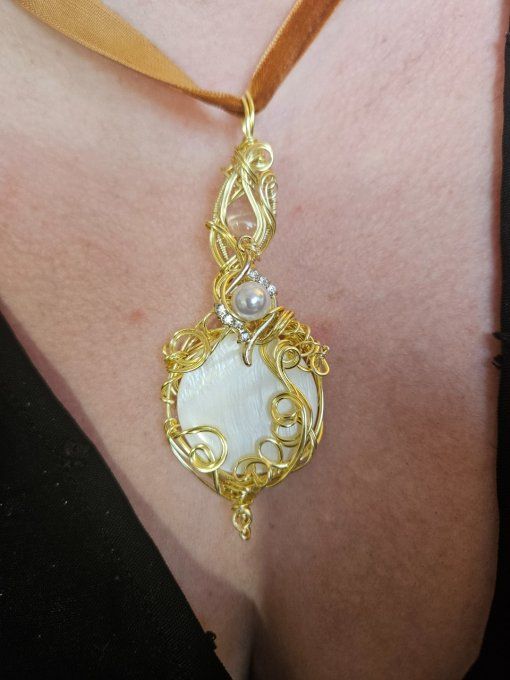 Amulette Légende Neige amour : nacre et quartz rose 