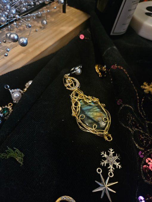 Pendentif Labradorite spectrolite -lune d'or 