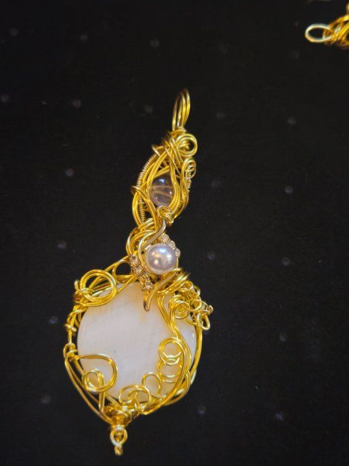 Amulette Légende Neige amour : nacre et quartz rose 