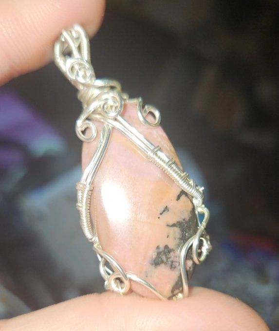 Pendentif rhodonite naturelle, apaisement & soin du cœur