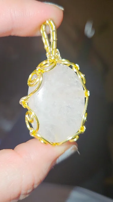 Amulette Quartz rose , or La Pierre De L’Amour Et De La Douceur ?  
