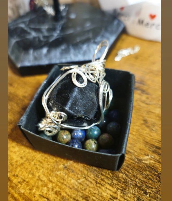 Pendentif pomme poison tourmaline Dravite . 