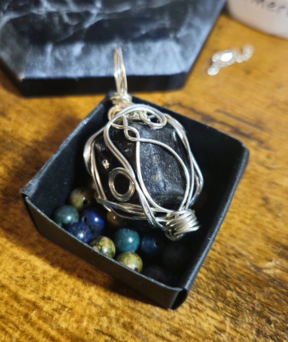 Pendentif pomme poison tourmaline Dravite . 