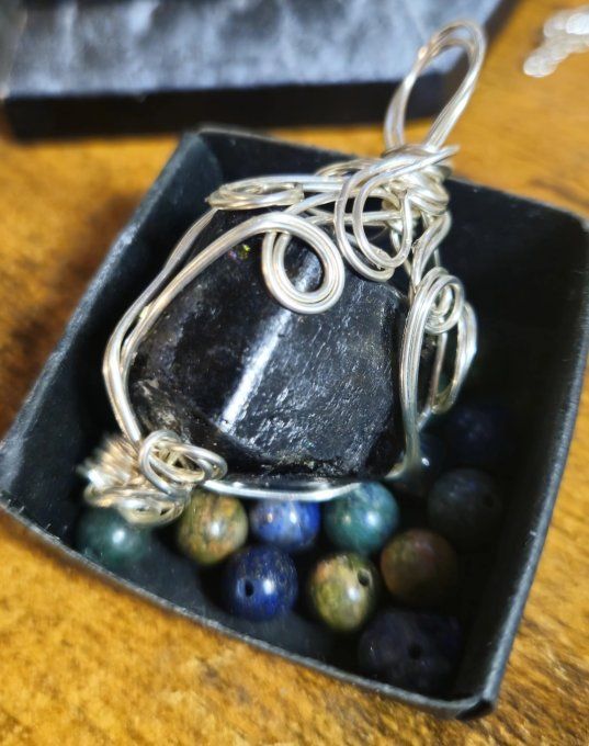Pendentif pomme poison tourmaline Dravite . 