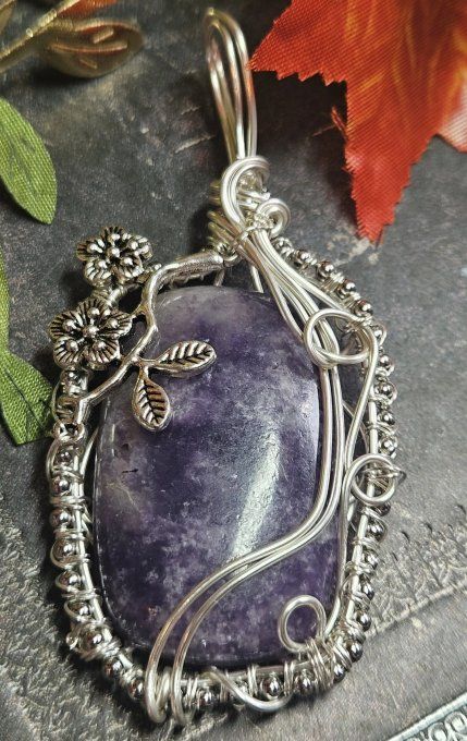 Amulette camé Lépidolite – Stabilité, Sérénité Et Équilibre