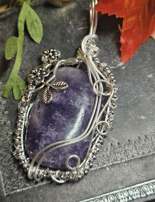 Amulette camé Lépidolite – Stabilité, Sérénité Et Équilibre