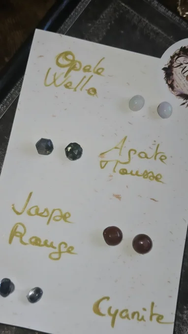 Clou d'oreille  pierre  au choix ( dispo lundi soir )