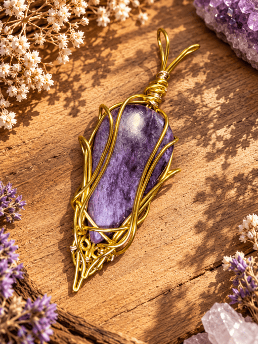 Sylvariel – Pendentif Charoïte Doré | Galouve