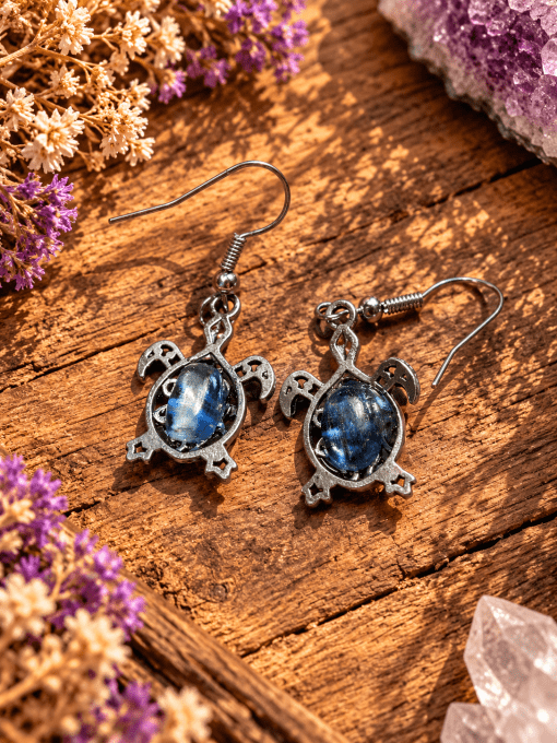 Boucle d’oreille tortue Cyanite -purification et paix .
