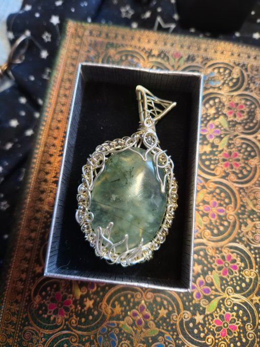 Camé Pendentif Phrénite – Apaisement, Protection & Sérénité 