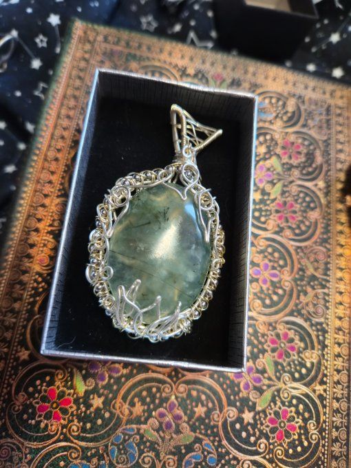 Camé Pendentif Phrénite – Apaisement, Protection & Sérénité 