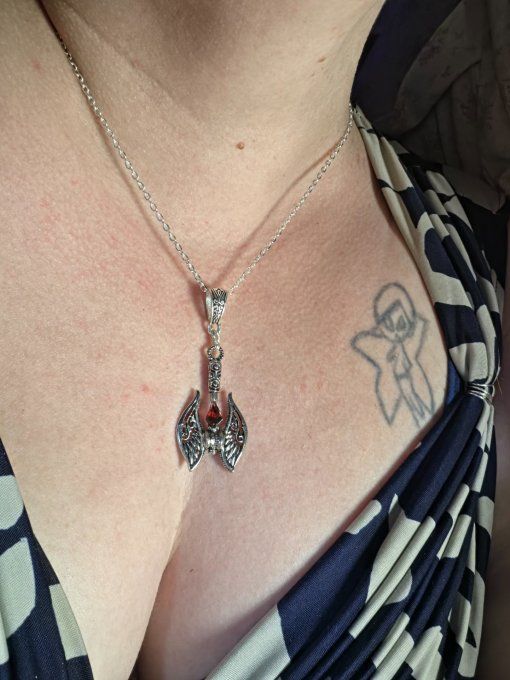 Pendentif hache nordique Grenat rouge