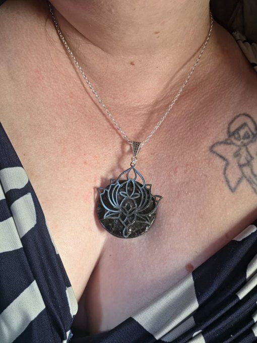 Pendentif lotus ✨ Charoïte Aegeryne- Transformation & Libération ✨