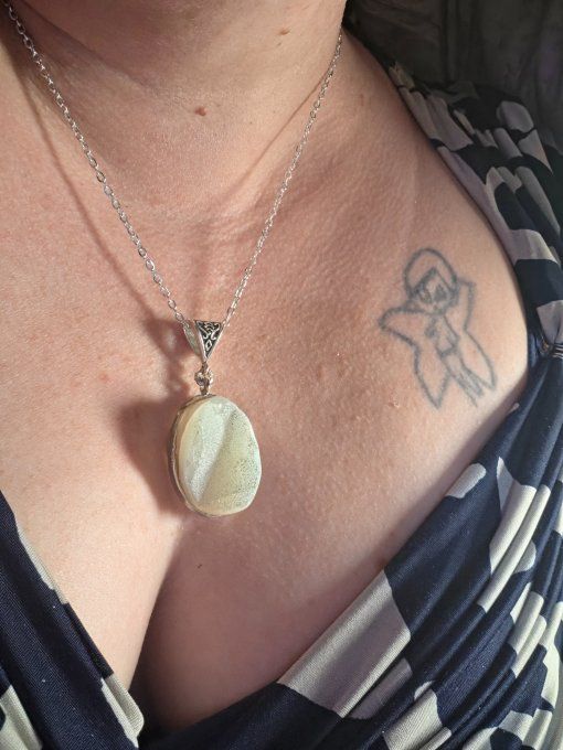 Amulette Agate Blanche druzy Fleur – Douceur & Harmonie ✨